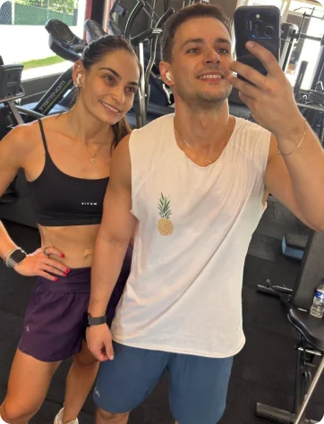Junior com aluna na academia, selfie no espelho